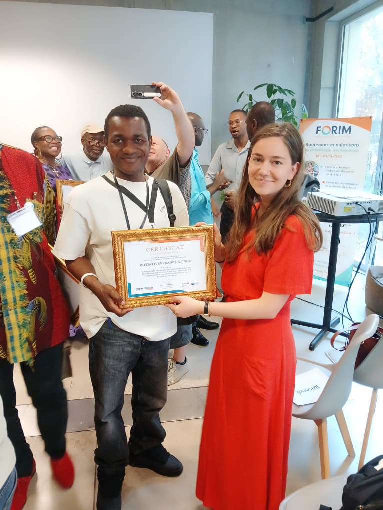Remise du certificat FORIM devant le kakémona du réseau